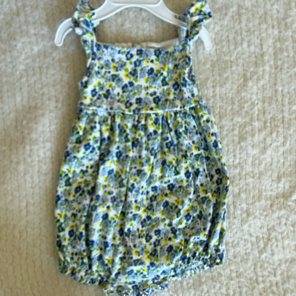Bundle: slightly used, some are never used, baby girl clothes, 12 months old